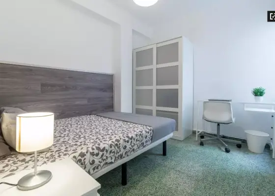 Gran habitación en alquiler en apartamento de 5 dormitorios en El Pla del Real en Valencia