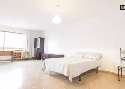 Habitación acogedora con estantería en un apartamento de 4 dormitorios, Extramurs en Valencia