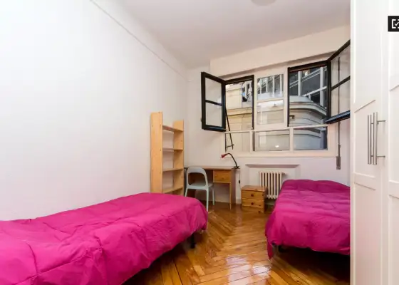 Habitación amueblada con escritorio en un apartamento de 9 habitaciones, Malasaña en Madrid