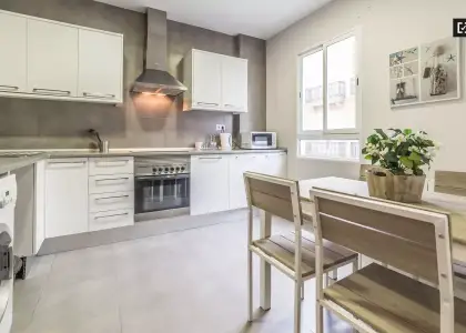 Habitación amueblada con estanterías en piso compartido, Ciutat Vella. en Valencia