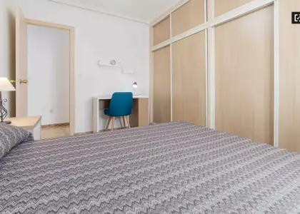 Habitación amueblada en piso de 4 habitaciones en Camins al Grau - Sólo mujeres en Valencia