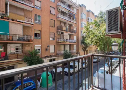 Habitación bellamente decorada en un apartamento de 5 dormitorios en Camins al Grau en Valencia