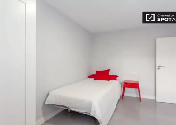 Habitación decorada con armario independiente en un apartamento compartido, Poblats Maritim en Valencia