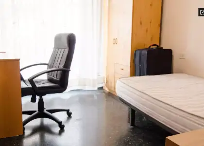 Habitación decorada con estanterías en piso compartido, Benimaclet. en Valencia