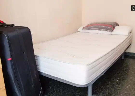 Habitación decorada con estanterías en piso compartido, Benimaclet. en Valencia