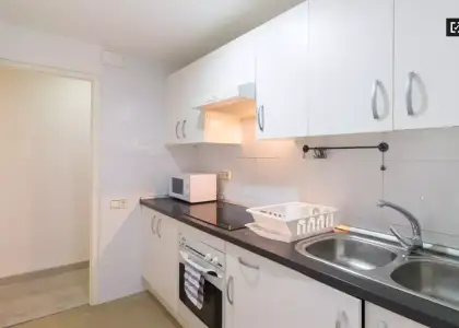 Habitación en piso compartido de 3 dormitorios en alquiler en Santa Eulàlia, con todos los gastos incluidos en Barcelona