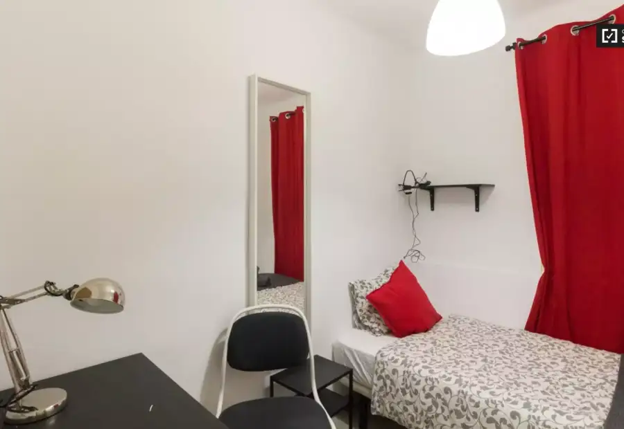 Habitación en piso compartido de 3 dormitorios en alquiler en Santa Eulàlia, con todos los gastos incluidos en Barcelona