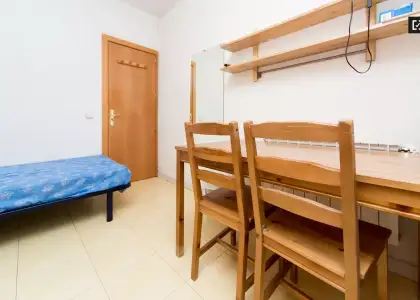 Habitación en piso compartido de 3 habitaciones en alquiler en Arapiles, ideal para mujeres y estudiantes. en Madrid