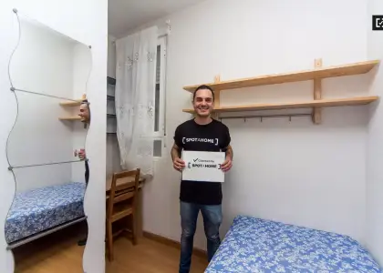 Habitación en piso compartido de 3 habitaciones en alquiler en Arapiles, ideal para mujeres y estudiantes. en Madrid