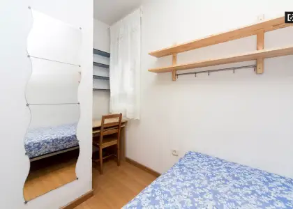 Habitación en piso compartido de 3 habitaciones en alquiler en Arapiles, ideal para mujeres y estudiantes. en Madrid