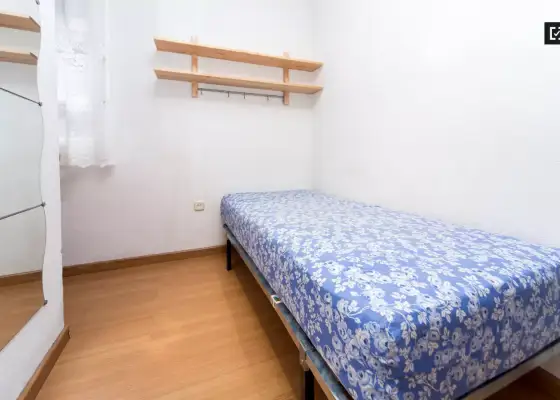Habitación en piso compartido de 3 habitaciones en alquiler en Arapiles, ideal para mujeres y estudiantes. en Madrid