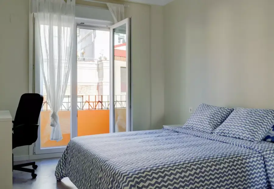 Habitación en piso compartido de 3 habitaciones en Zaragoza, gastos incluidos, ideal para profesionales y estudiantes, solo mujeres. en Zaragoza