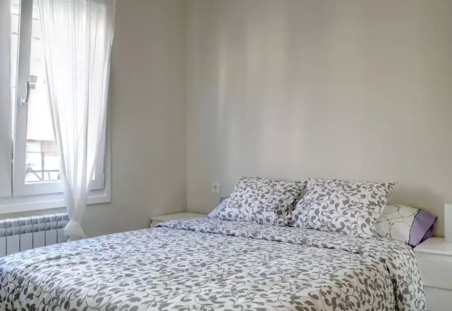 Habitación en piso compartido de 3 habitaciones en Zaragoza, gastos incluidos, ideal para profesionales y estudiantes, solo mujeres. en Zaragoza