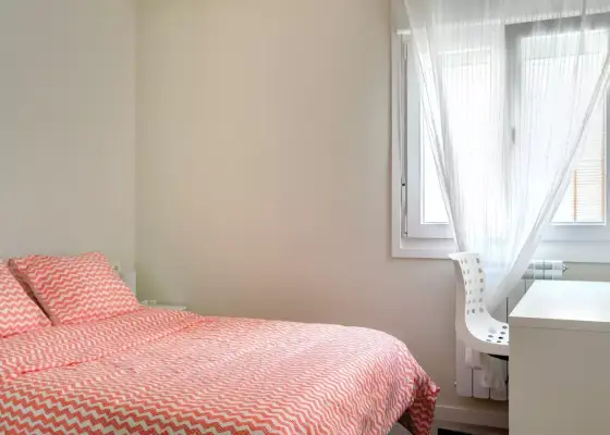 Habitación en piso compartido de 3 habitaciones en Zaragoza, gastos incluidos, ideal para profesionales y estudiantes, solo mujeres.