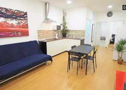 Habitación en piso compartido de 4 habitaciones en alquiler en El Raval, solo para profesionales y estudiantes. en Barcelona
