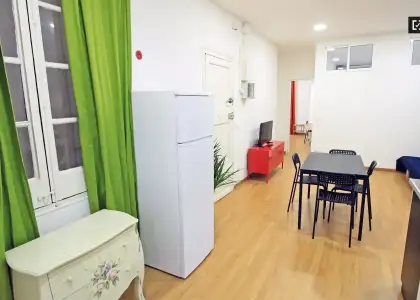 Habitación en piso compartido de 4 habitaciones en alquiler en El Raval, solo para profesionales y estudiantes. en Barcelona