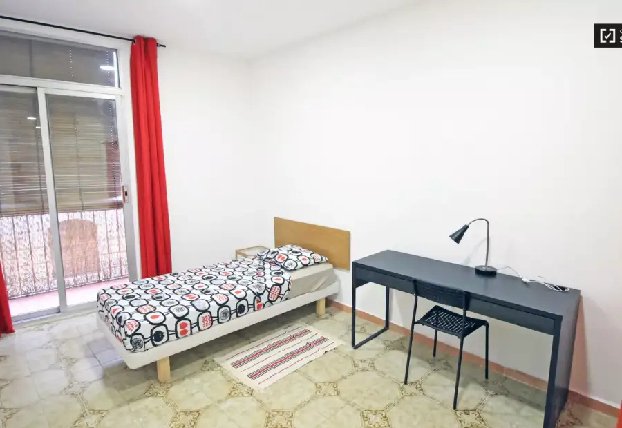 Habitación en piso compartido de 4 habitaciones en alquiler en El Raval, solo para profesionales y estudiantes. en Barcelona