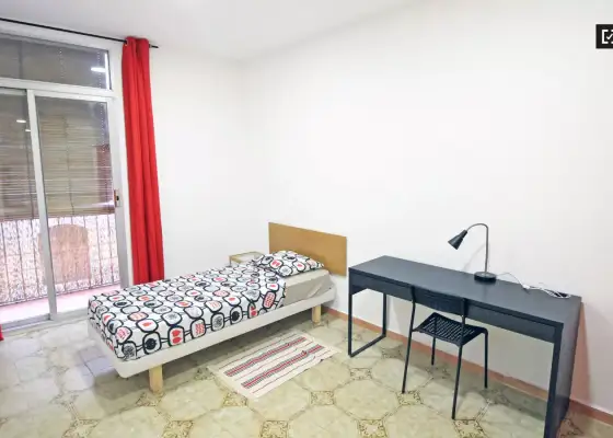 Habitación en piso compartido de 4 habitaciones en alquiler en El Raval, solo para profesionales y estudiantes. en Barcelona