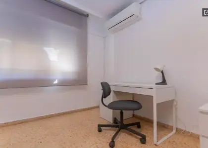 Habitación en piso compartido de 4 habitaciones en alquiler en Els Orriols en Valencia