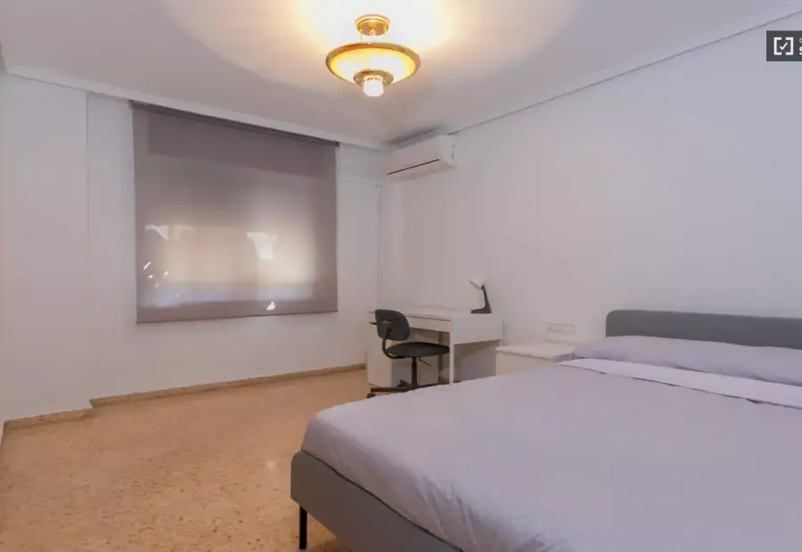 Habitación en piso compartido de 4 habitaciones en alquiler en Els Orriols en Valencia