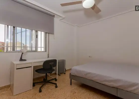 Habitación en piso compartido de 4 habitaciones en alquiler en Els Orriols en Valencia