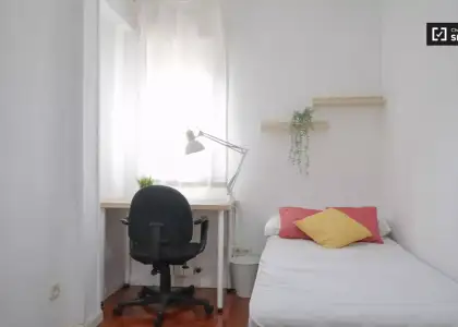 Habitación en piso compartido de 4 habitaciones en alquiler en Fontarrón, ideal para profesionales y estudiantes. en Madrid