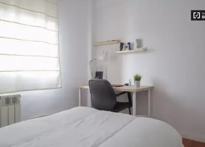 Habitación en piso compartido de 4 habitaciones en alquiler en Fontarrón, ideal para profesionales y estudiantes. en Madrid