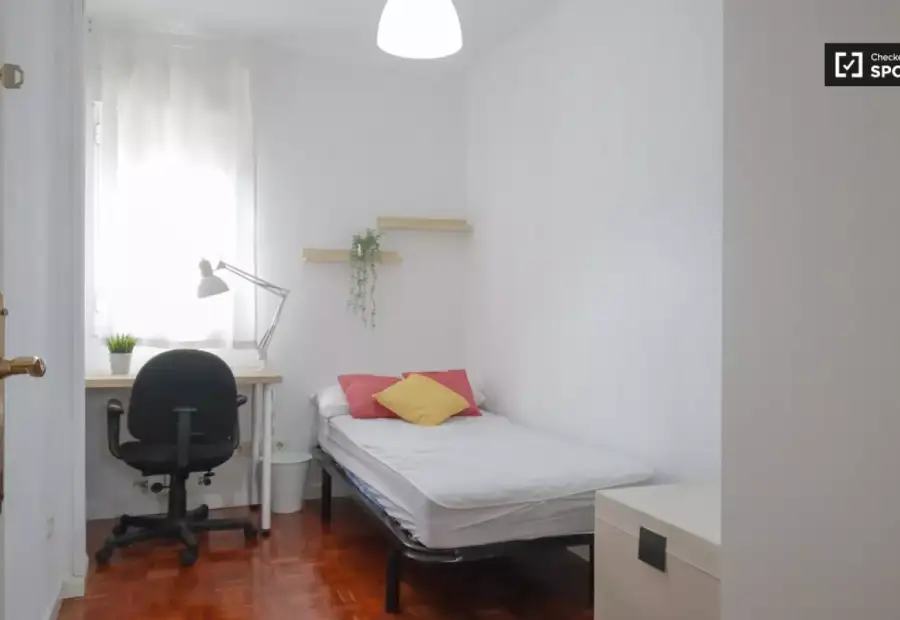 Habitación en piso compartido de 4 habitaciones en alquiler en Fontarrón, ideal para profesionales y estudiantes. en Madrid