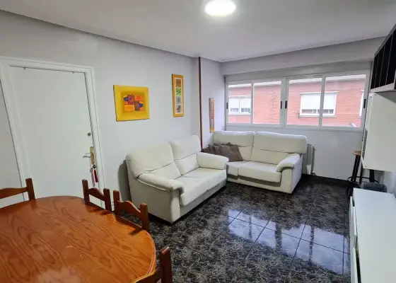 Habitación en piso compartido de 4 habitaciones en alquiler en Zaragoza perfecta para estudiantes.