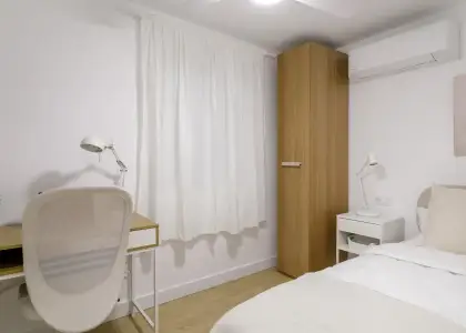Habitación en piso compartido de 5 dormitorios en alquiler en Alicante, ideal para estudiantes y profesionales. en Alicante (Alacant)