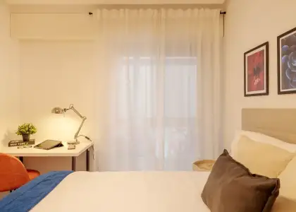 Habitación en piso compartido de 5 habitaciones en Alicante, algunos gastos incluidos, solo para profesionales, se admiten estudiantes. en Alicante (Alacant)