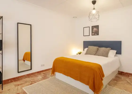 Habitación en piso compartido de 5 habitaciones en Alicante, algunos gastos incluidos, solo para profesionales, se admiten estudiantes. en Alicante (Alacant)