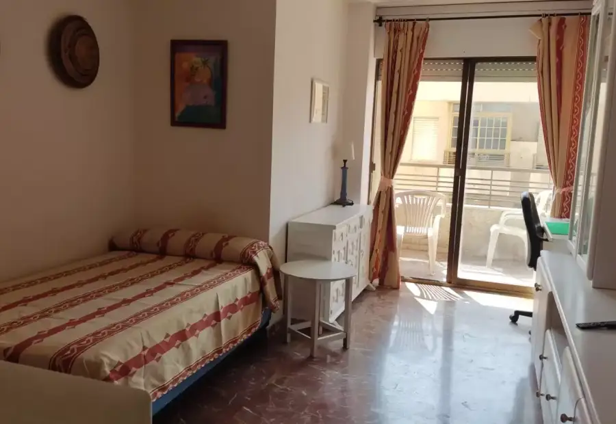 Habitación en piso compartido de 5 habitaciones en alquiler en Nicolás Salmerón, ideal para profesionales y estudiantes. en Almería