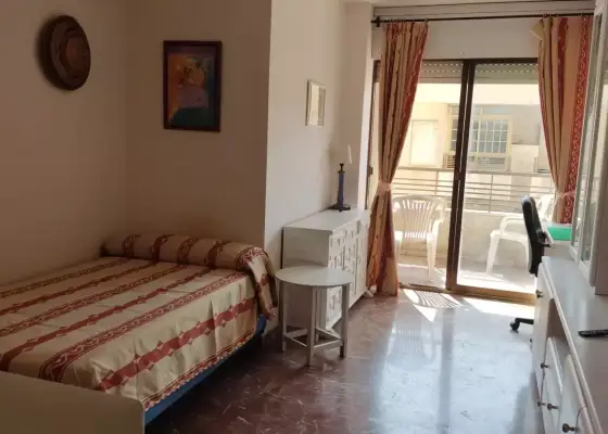 Habitación en piso compartido de 5 habitaciones en alquiler en Nicolás Salmerón, ideal para profesionales y estudiantes. en Almería