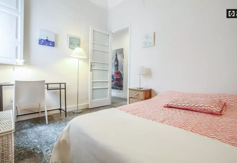 Habitación en piso compartido de 5 habitaciones en alquiler en Russafa, perfecta para estudiantes. en Valencia