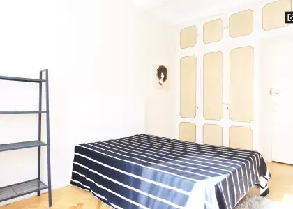 Habitación en piso compartido de 5 habitaciones en Castellana, con gastos incluidos, ideal para profesionales y estudiantes. en Madrid