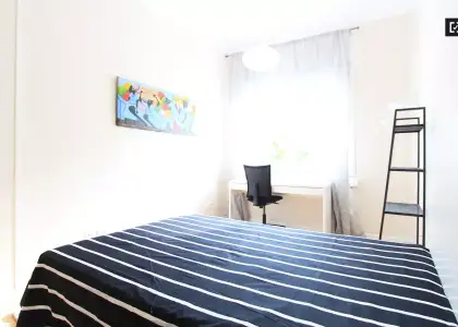 Habitación en piso compartido de 5 habitaciones en Castellana, con gastos incluidos, ideal para profesionales y estudiantes. en Madrid