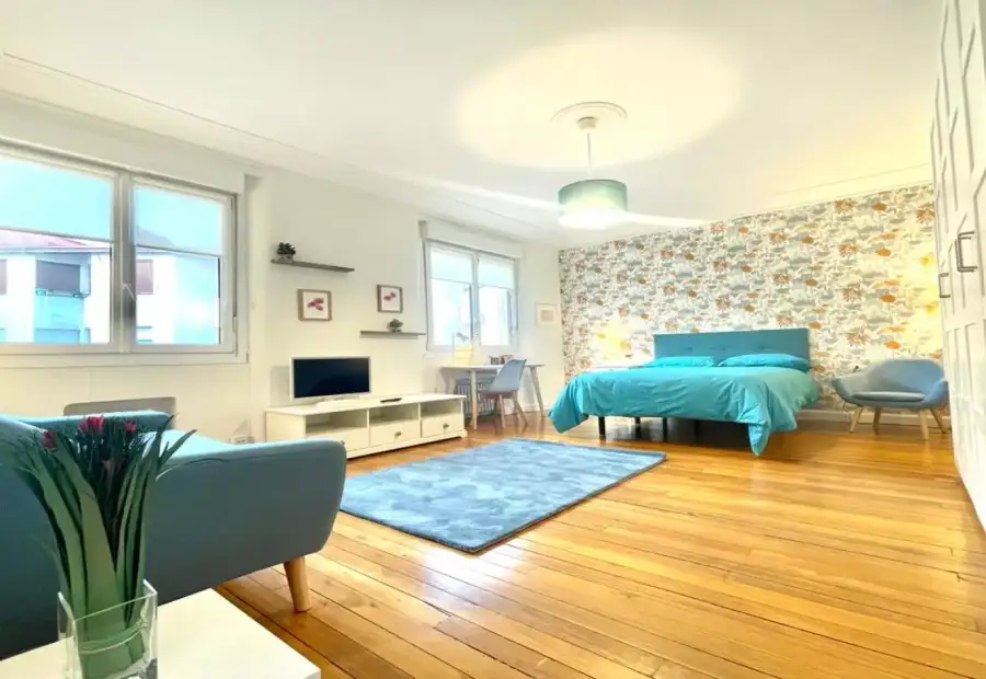 Habitación en piso compartido de 6 dormitorios en alquiler en Abando, todos los gastos incluidos en Bilbao
