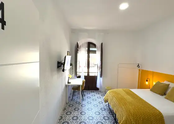 Habitación en piso compartido de 6 habitaciones en alquiler en Albaycín perfecta para chicas, profesionales y estudiantes en Granada