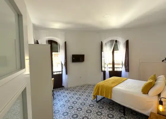 Habitación en piso compartido de 6 habitaciones en alquiler en Albaycín perfecta para chicas, profesionales y estudiantes en Granada