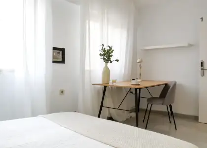 Habitación en piso compartido de 6 habitaciones en alquiler en Alicante, perfecta para profesionales y estudiantes. en Alicante (Alacant)