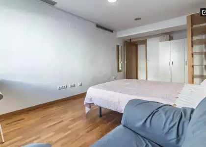 Habitación en piso compartido de 6 habitaciones en alquiler en Els Orriols, Valencia. en Valencia