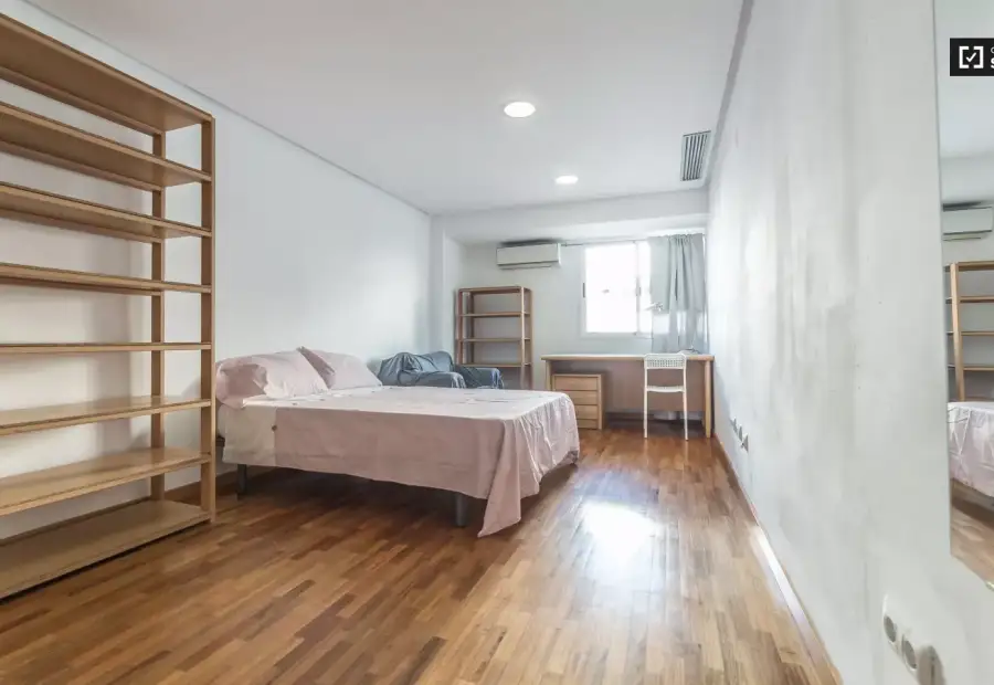 Habitación en piso compartido de 6 habitaciones en alquiler en Els Orriols, Valencia. en Valencia