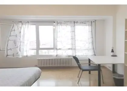 Habitación en piso compartido de 6 habitaciones en Zaragoza, gastos incluidos. en Zaragoza