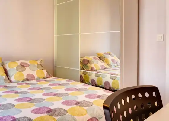 Habitación en piso compartido de 6 habitaciones en Zaragoza, ideal solo para mujeres profesionales.