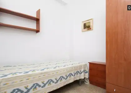 Habitación en un apartamento compartido de 15 habitaciones en alquiler en Pajaritos, ideal para mujeres y profesionales. en Granada