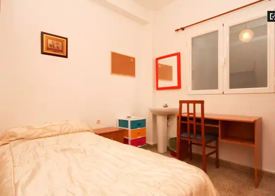 Habitación en un apartamento compartido de 15 habitaciones en alquiler en Pajaritos, ideal para mujeres y profesionales. en Granada