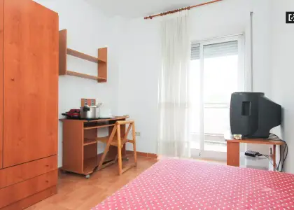 Habitación en un piso compartido de 11 habitaciones en alquiler en Centro-Sagrario, ideal para mujeres y profesionales. en Granada
