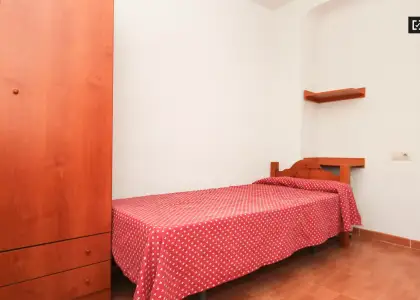 Habitación en un piso compartido de 11 habitaciones en alquiler en Centro-Sagrario, ideal para mujeres y profesionales. en Granada