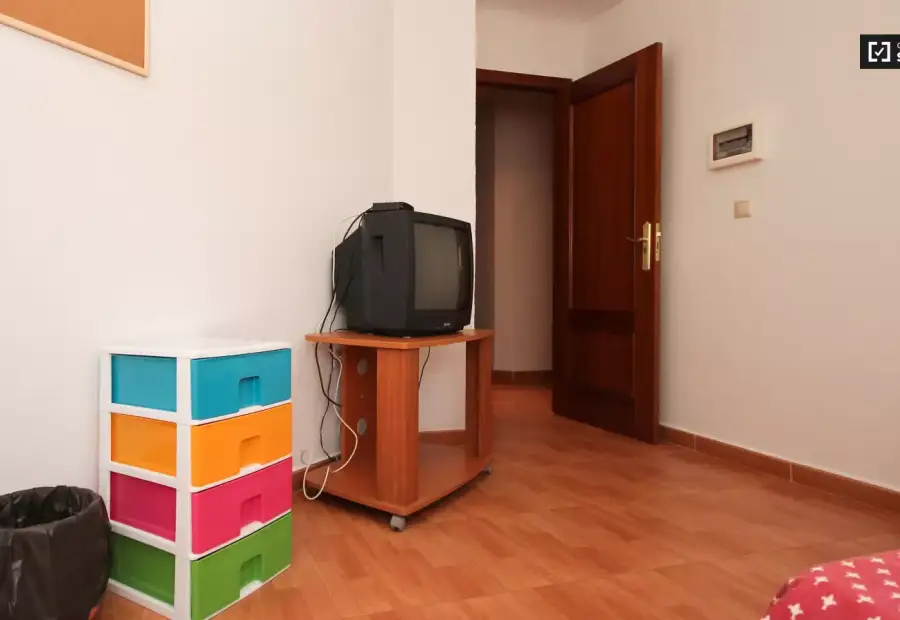 Habitación en un piso compartido de 11 habitaciones en alquiler en Centro-Sagrario, ideal para mujeres y profesionales. en Granada